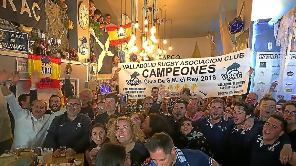 Los aficionados delVRACcelebran la consecución de la Copa del Rey en su sede, El Barco.-EL MUNDO