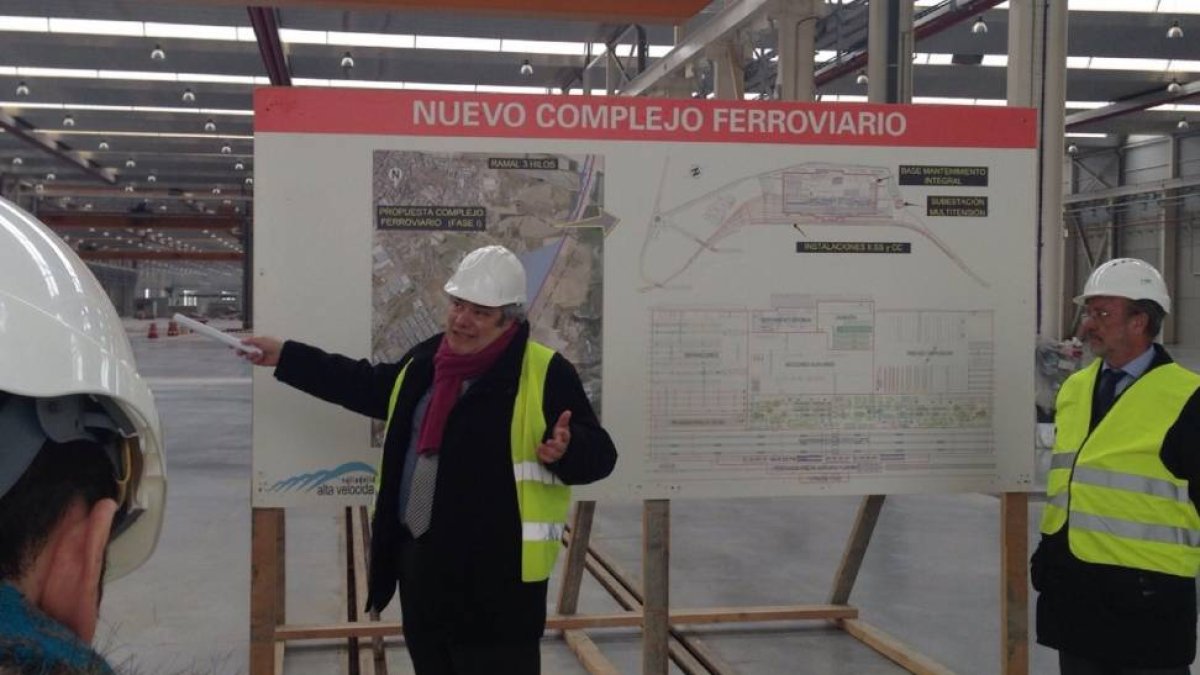 El alcalde de Valladolid, Francisco Javier León de la Riva, durante la presentación de los nuevos talleres de Renfe-El Mundo