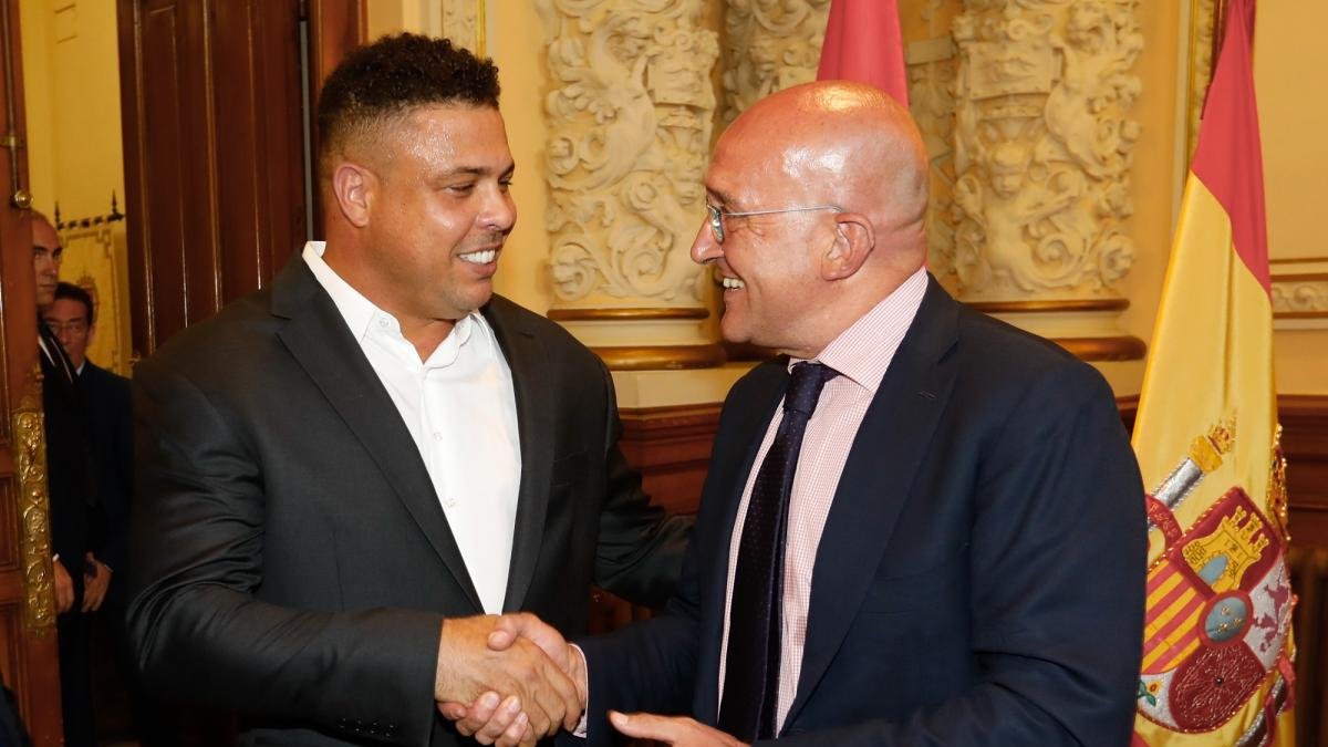 El presidente de la Diputación, Jesús Julio Carnero, saluda a Ronaldo en el Ayuntamiento.-J. M. LOSTAU