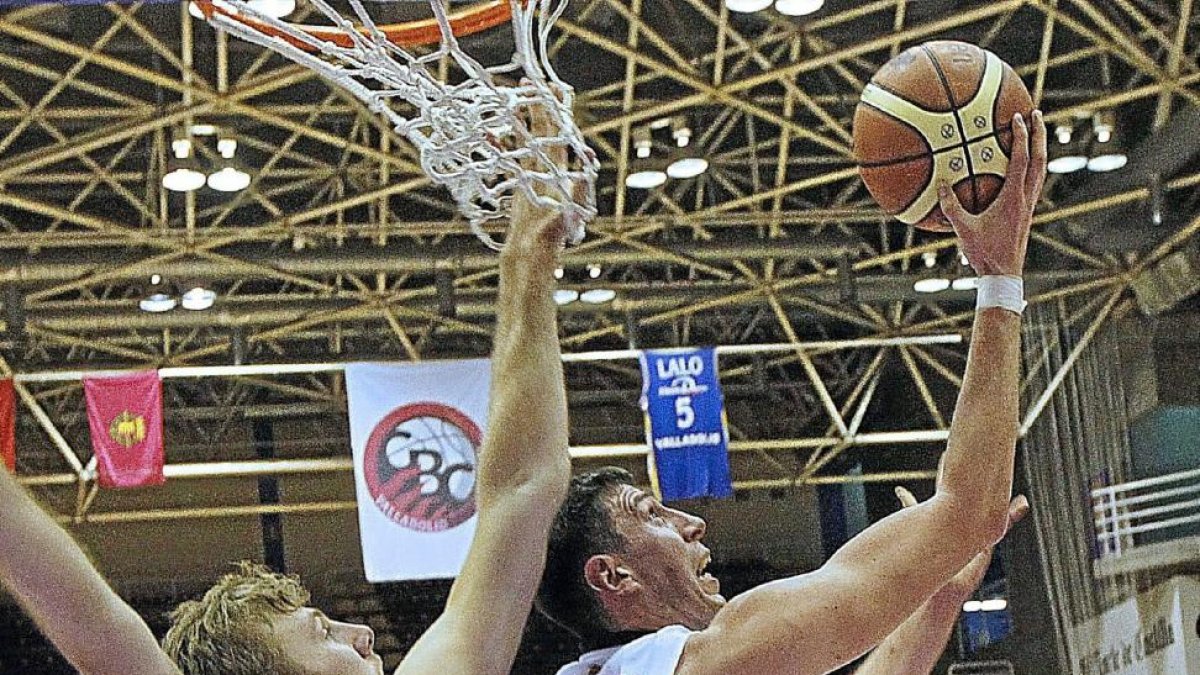 Sergio de la Fuente, dueño y señor del partido con 36 de valoración, 22 puntos y 16 rebotes-J.M. Lostau