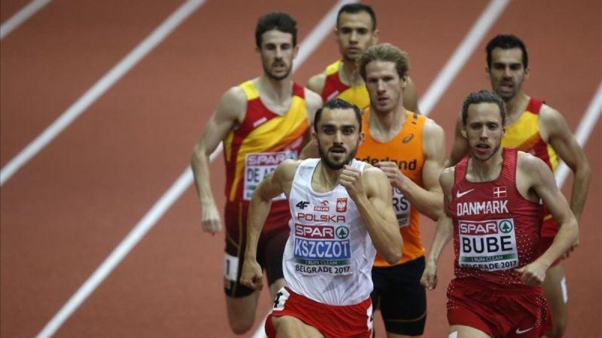 Álvaro de Arriba (izquierda), en la final de 800 de Belgrado.-AP / DARKO VOJINOVIC