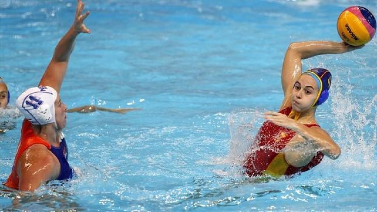 Bea Ortiz lanza a puerta ante la holandesa Klaassen.-EFE / KOCA SULEJMANOVIC