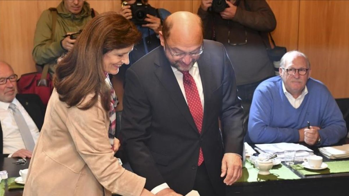 Martin Schulz vota junto con su esposa.-AP / GEERT VANDEN WIJNGAERT