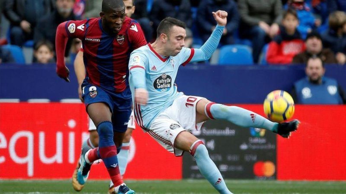 Iago Aspas dispara ante Jefferson Lerma.-EFE / KAI FORSTERLING
