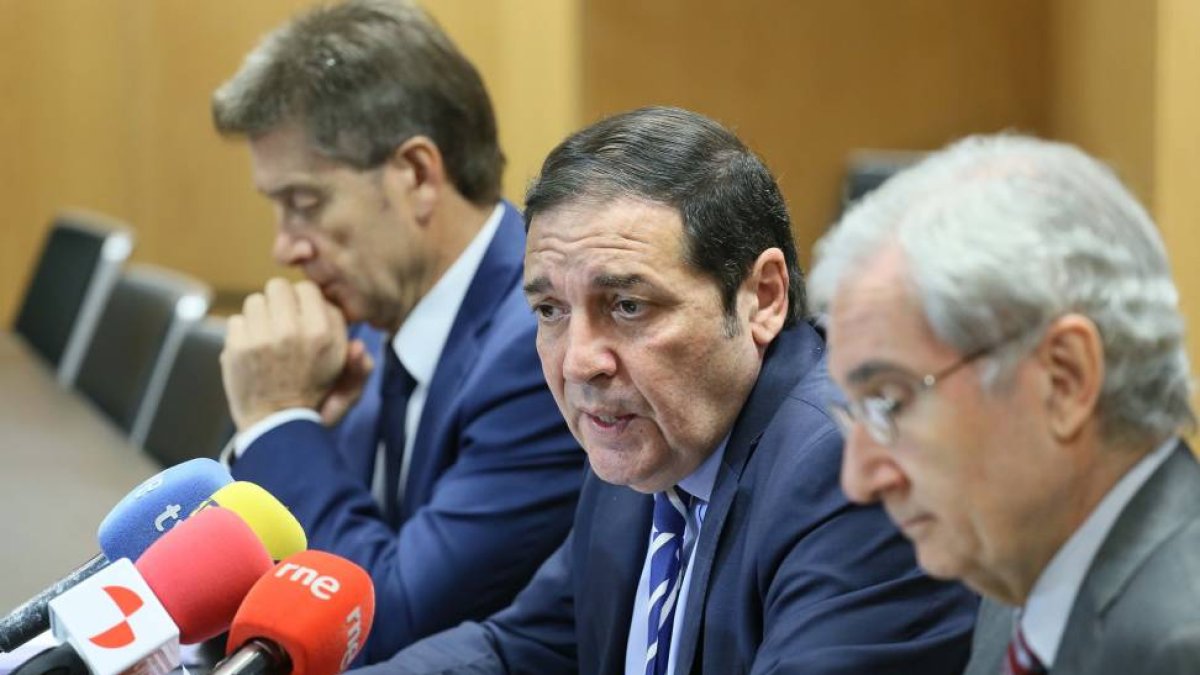 El consejero de Sanidad, Antonio María Sáez, junto al presidente de la Asociación de Hipercolesterolemia Familair, Pedro Mata(D), y el director general de Asistencia Sanitaria, José María Pino(I)-Ical