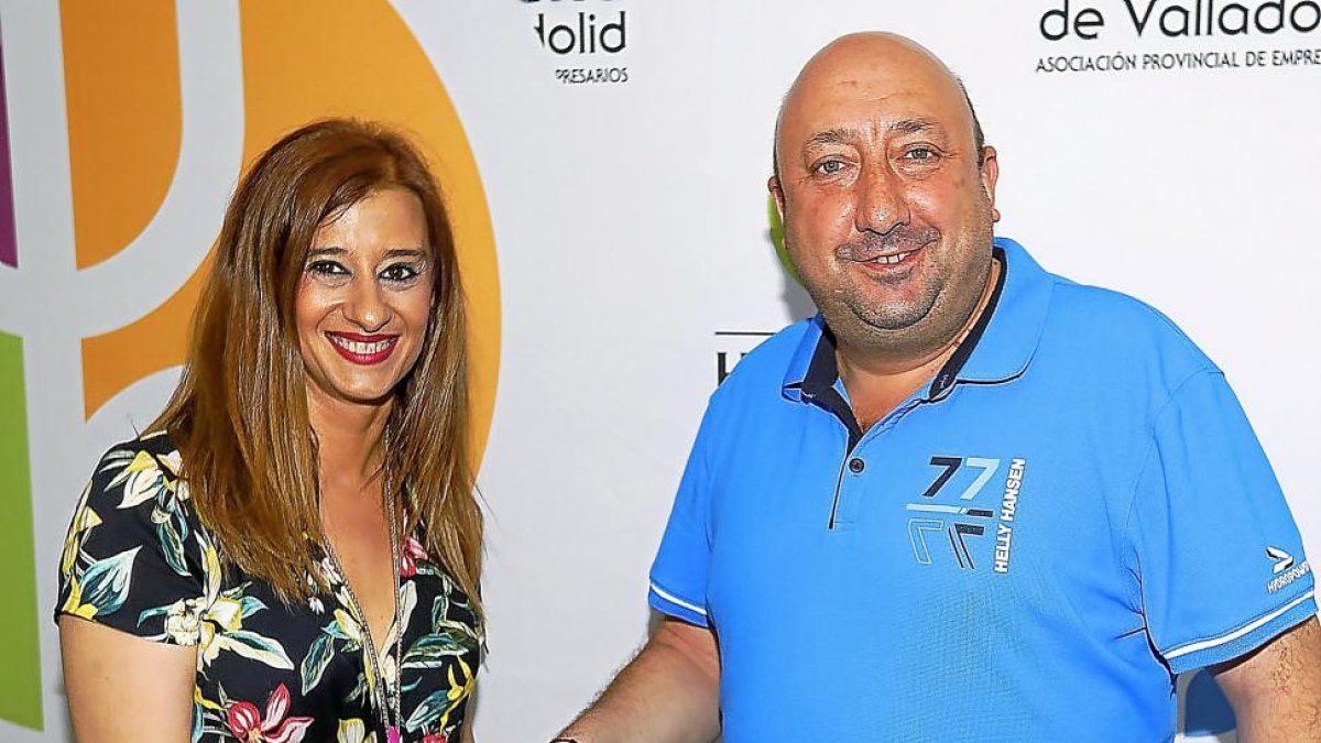 María José Hernández saluda al presidente saliente, Jaime Fernández.-J