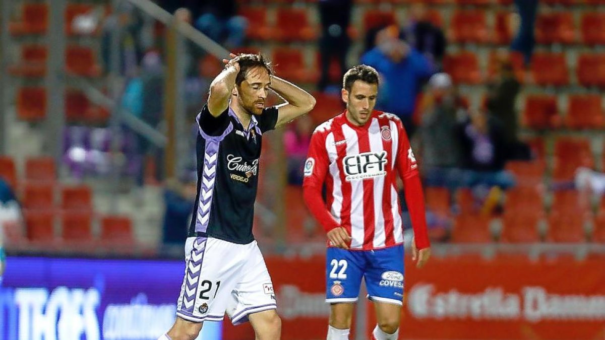 Kiko Olivas ante Míchel, en el último Girona-Real Valladolid.-E.M.