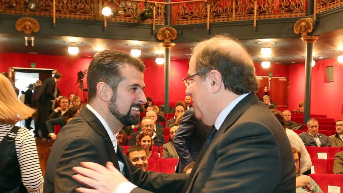 El presidente de la Junta, Juan Vicente Herrera, saluda al secretario autonómico del PSOE, Luis Tudanca, durante la celebración del 30 aniversario de la Federación Regional de Municipios y Provincias-ICAL