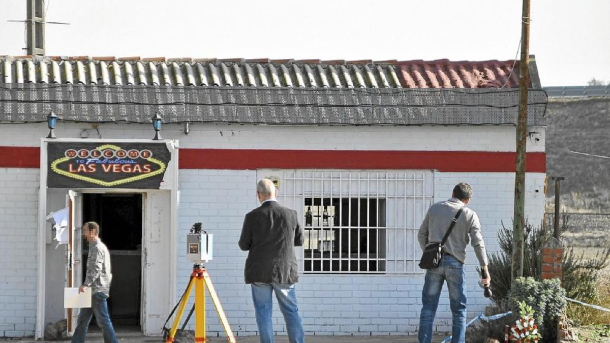 Imagen de la Policía Científica reconstruyendo los hechos en el lugar del doble crimen del Club Las Vegas-SANTIAGO G. DEL CAMPO