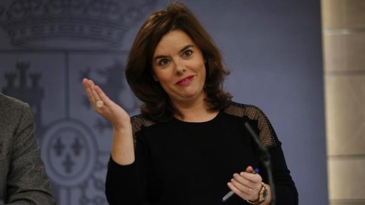 La vicepresidenta, Soraya Saénz de Santamaría, este viernes en la rueda de prensa posterior al Consejo de Ministros.-DAVID CASTRO