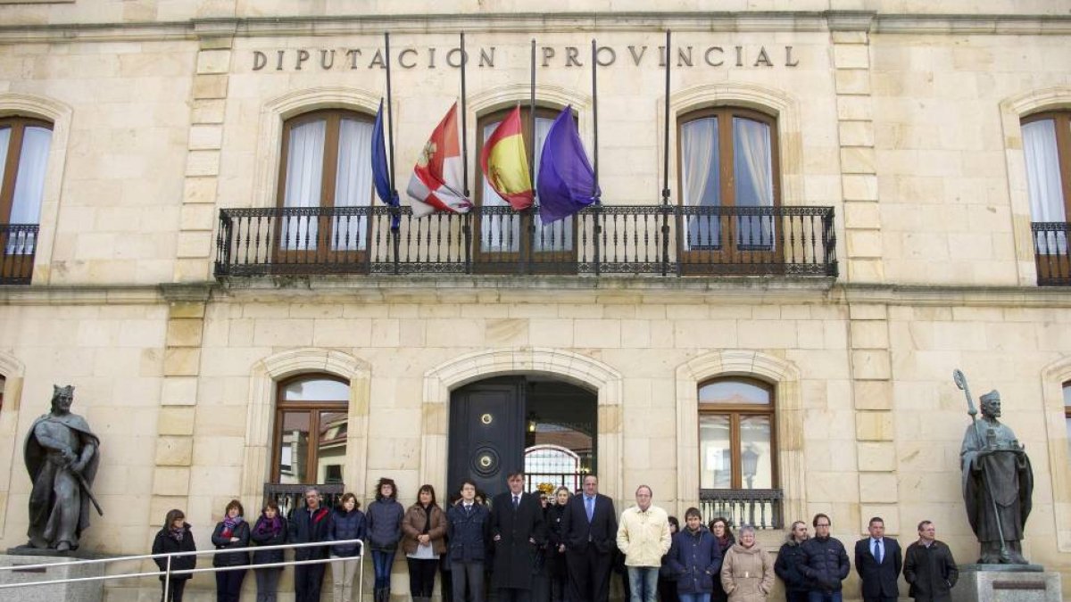 El presidente de la Diputación de Soria, Antonio Pardo, junto a decenas de personas guarda un minuto de silencio en señal de duelo por las víctimas del accidente aéreo en Francia-Ical