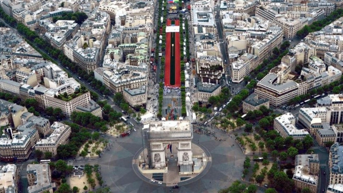 Vista aérea del Ayuntamiento de París y los Campos Elíseos.-GAUILLAUME PLISSON