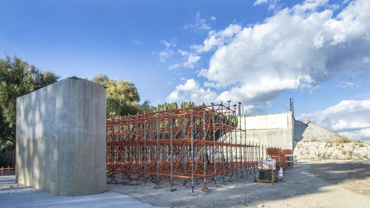 Material apilado en la zona baja donde se levantará la cimbra para sustentar la nueva estructura.-ISRAEL L. MURILLO