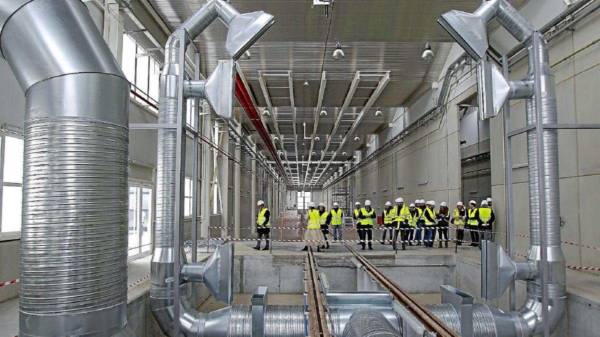 El alcalde y varios directivos de Renfe, durante su visita a los nuevos talleres del Páramo de San Isidro, en una imagen de archivo.-J.M. LOSTAU