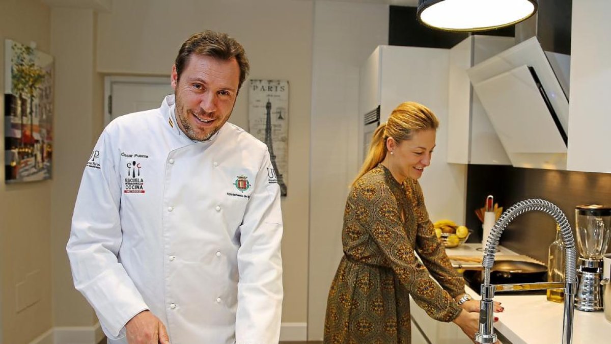 Óscar Puente, en la cocina junto a su mujer donde le gusta ejercer de cocinero-J. M. LOSTAU