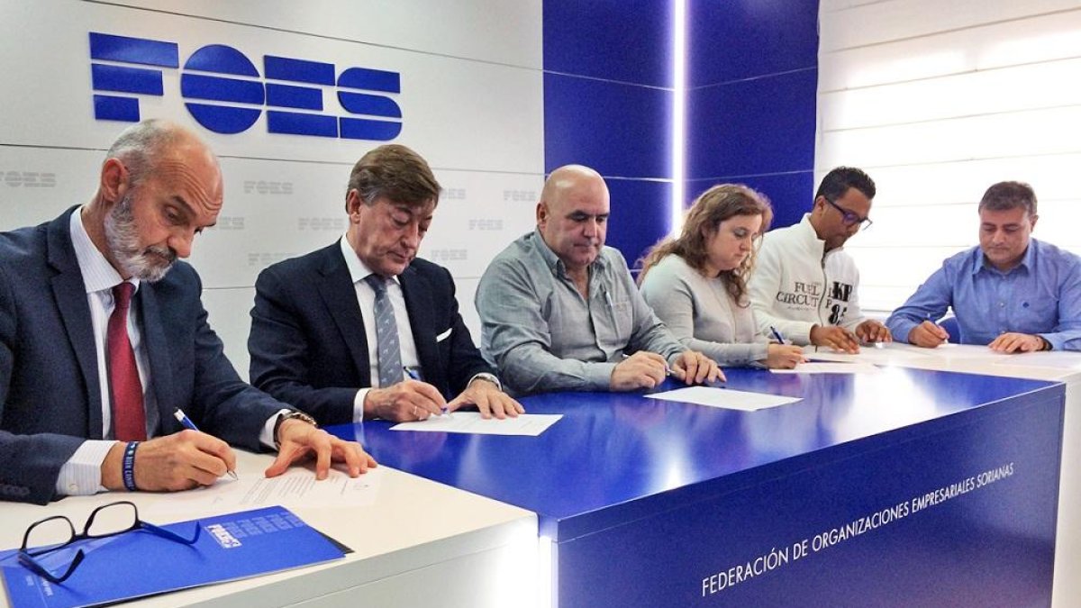 Representantes de Aleia Roses y de los trabajadores, ayer, firmando el primer convenio colectivo de la empresa.-M.H.