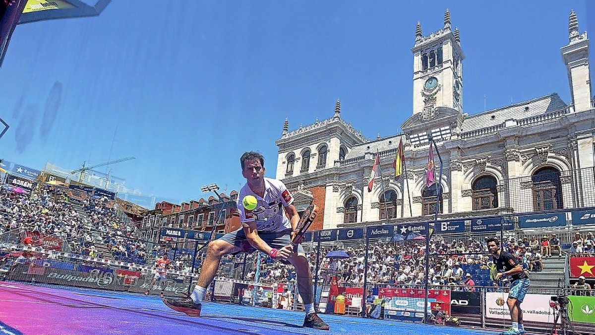 Imagen de archivo de un partido del World Pádel Tour en la Plaza Mayor de Valladolid / PHOTOGENIC
