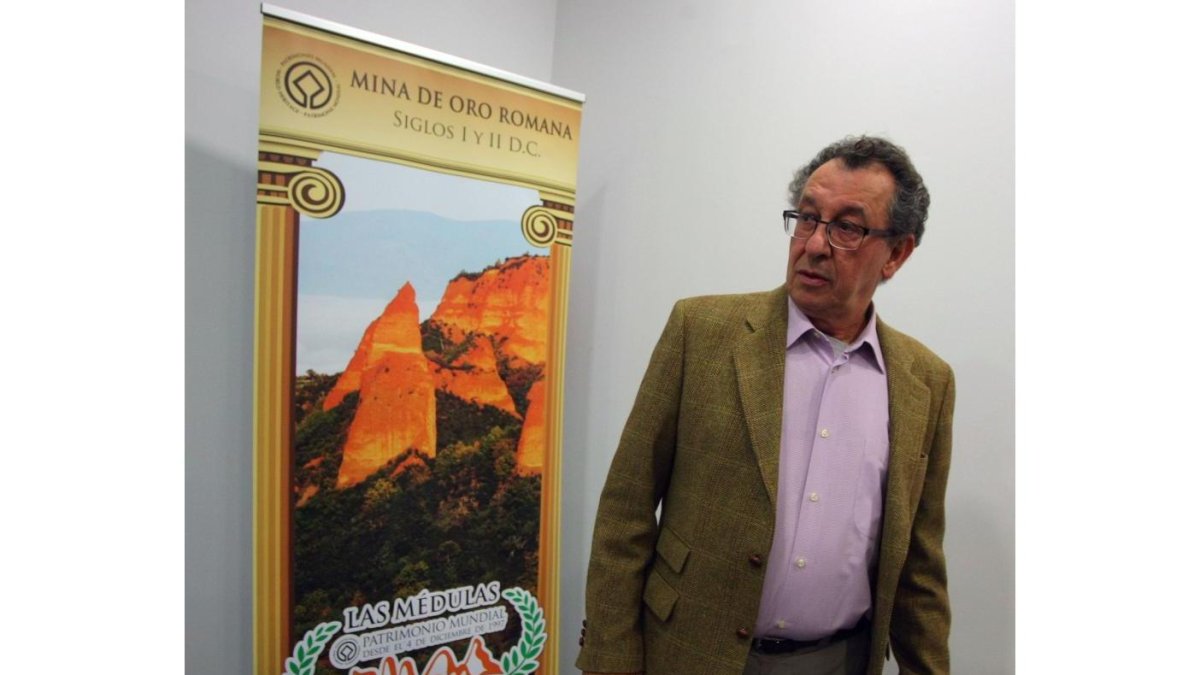 El arqueólogo Javier Sánchez Palencia, durante la conferencia con motivo de la celebración del 18 aniversario del paraje de Las Médulas como Patrimonio de la Humanidad-Ical