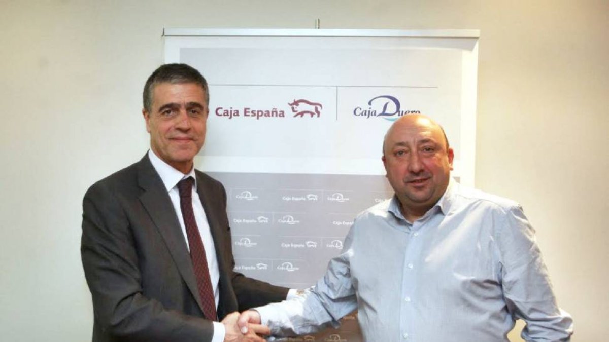 Eduardo Luis López Enriquez, director Territorial de Caja España-Duero en Valladolid y José Jaime Fernández Lafuente, presidente de APEHVA, firman un acuerdo de colaboración-Ical