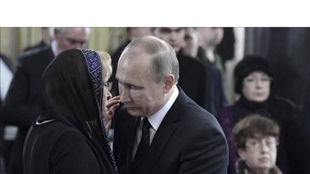 Putin consuela a la viuda del embajador ruso asesinado en Ankara, Andréi Kárlov.-ALEXEI NIKOLSKI / SPÚTNIK