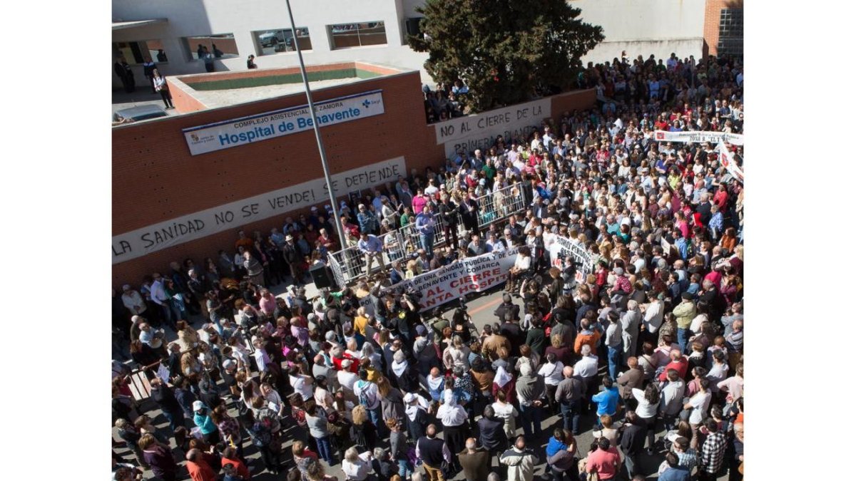 Concentración, ayer, contra el anuncio de cierre de la primera planta del Hospital Comarcal de Benavente.-ICAL