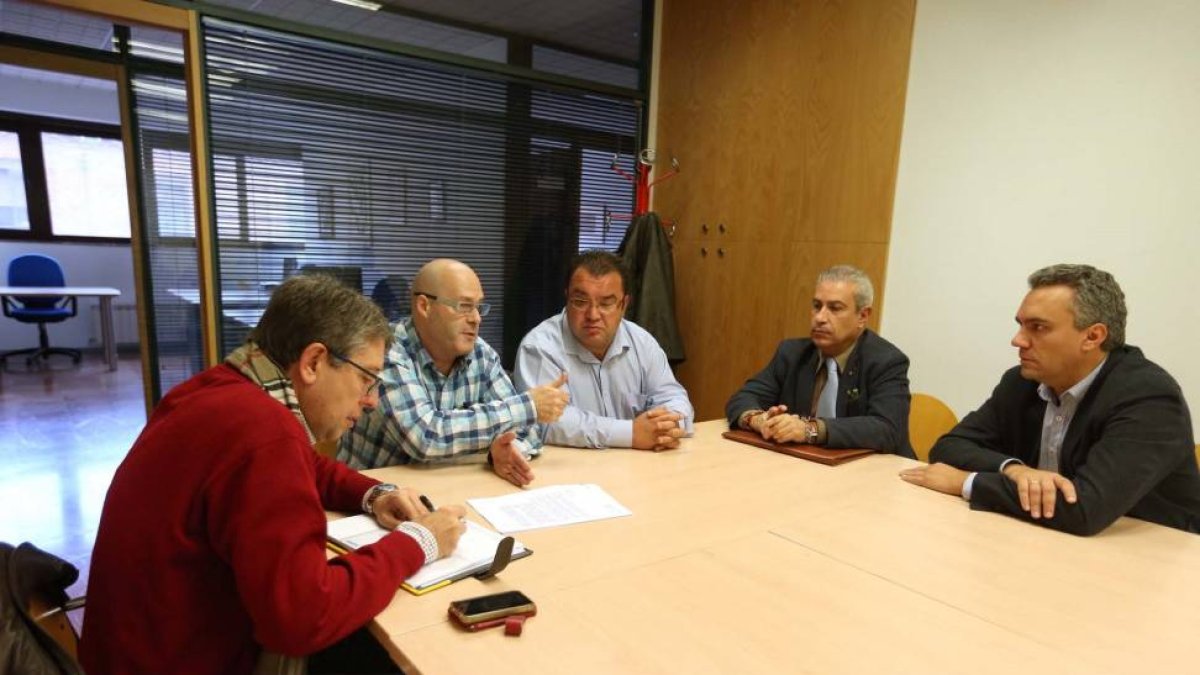 El secretario general del PSOE de Valladolid, Javier Izquierdo, y el procurador Jorge Félix Alonso se reúnen con afectados por la subsidiación de hipotecas de viviendas protegidas-Ical