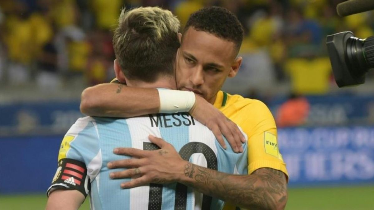 Neymar trata de consolar a su amigo Messi.-AFP / DOUGLAS MAGNO
