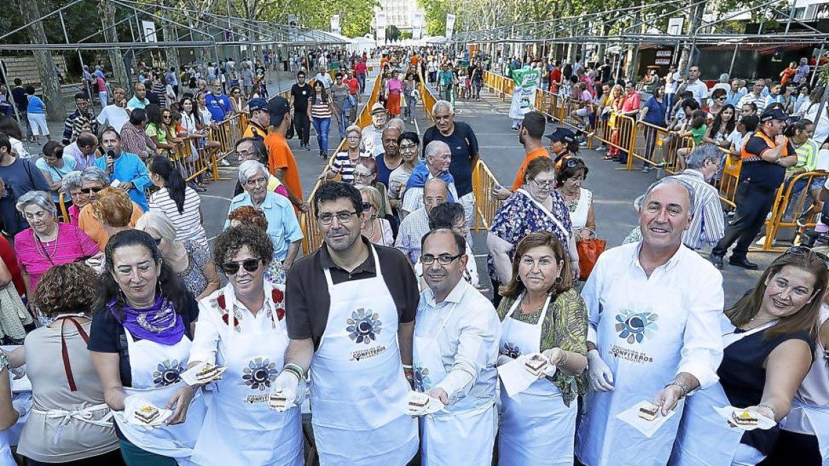 Los ediles Gloria Reguero, Rafaela Romero, Alberto Bustos, Luis Vélez, Victoria Soto y Antonio Gato durante el reparto del postre vallisoletano.-J.M. LOSTAU
