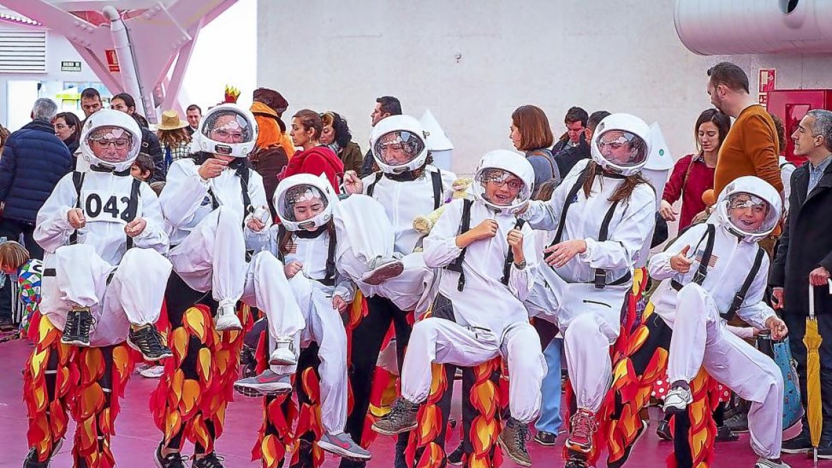 Varios niños disfrazados de astronautas en la Cúpula del Milenio.-MIGUEL ÁNGEL SANTOS (PHOTOGENIC)