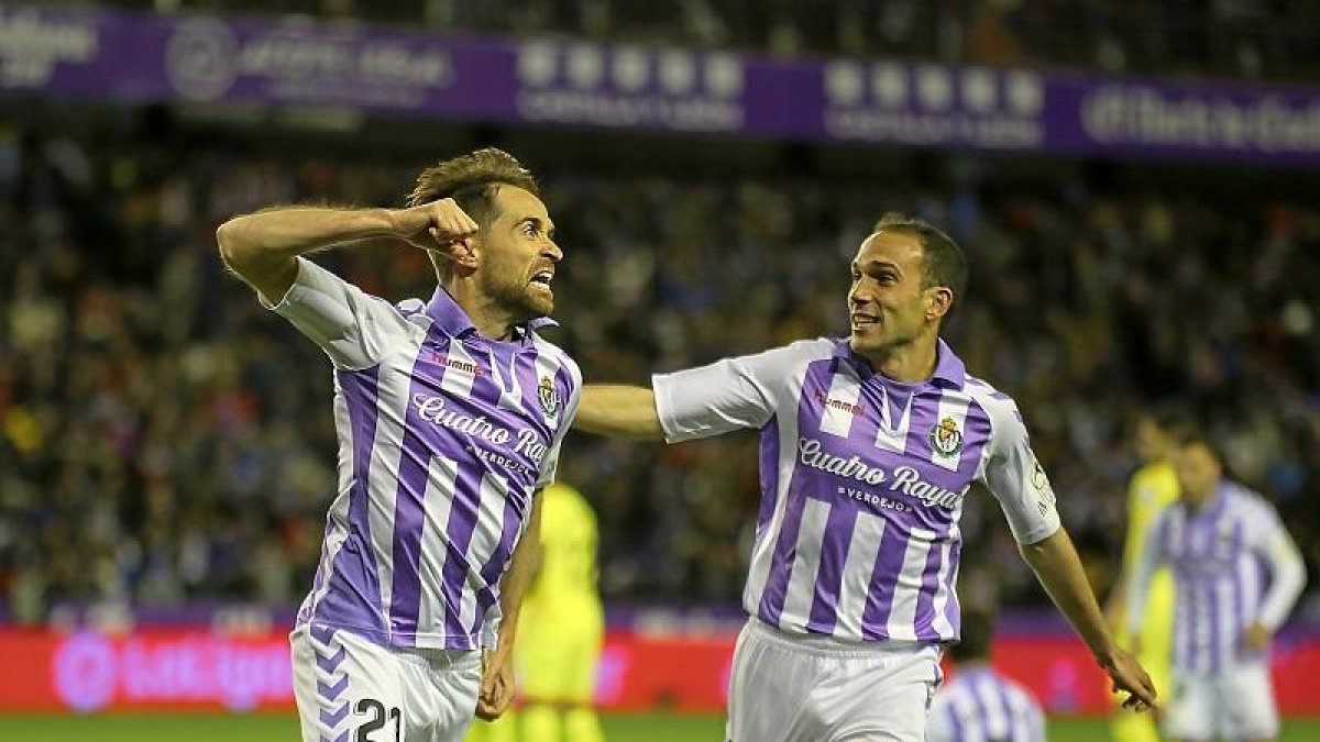 Míchel celebra con Nacho el gol del triunfo ante el Girona.-MiGUEL ÁNGEL SANTOS