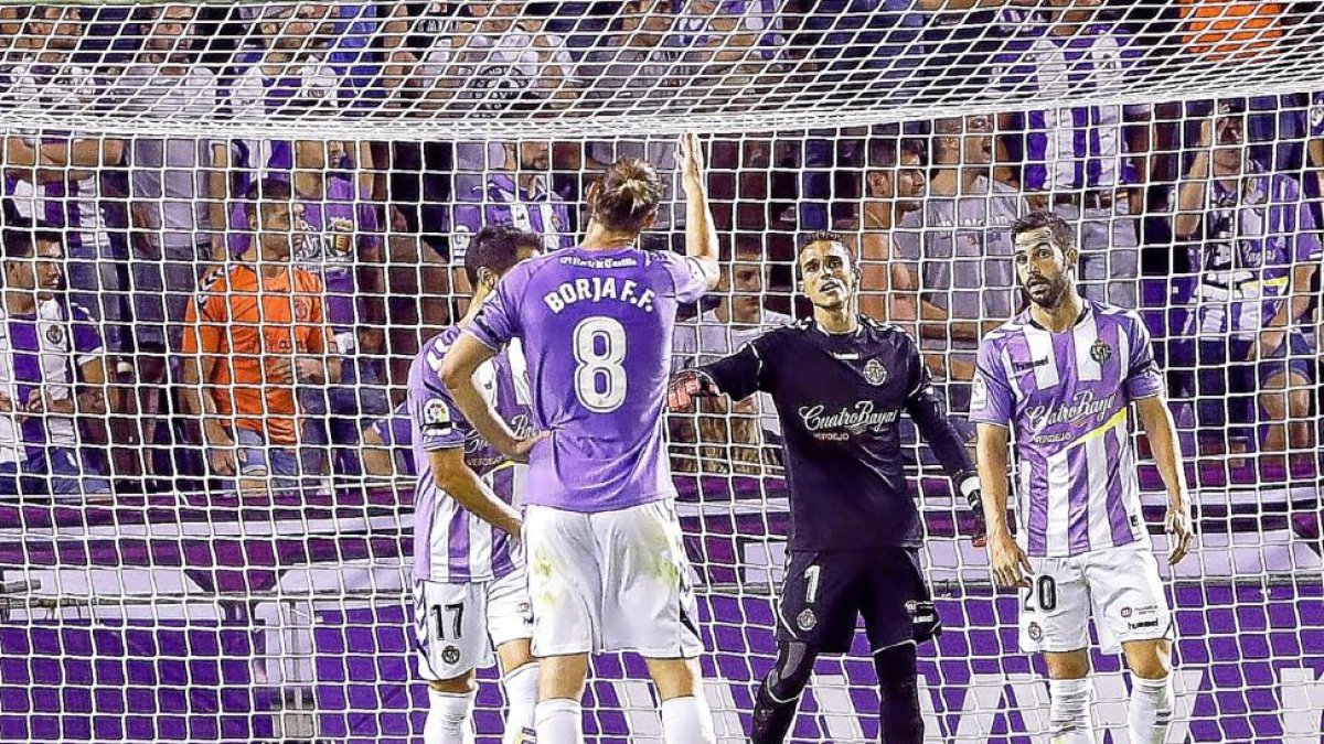 Moyano, Borja, Masip y Guitián, tras encajar el Valladolid el primer gol en un fallo defensivo anoche en Zorrilla.-J. M. LOSTAU