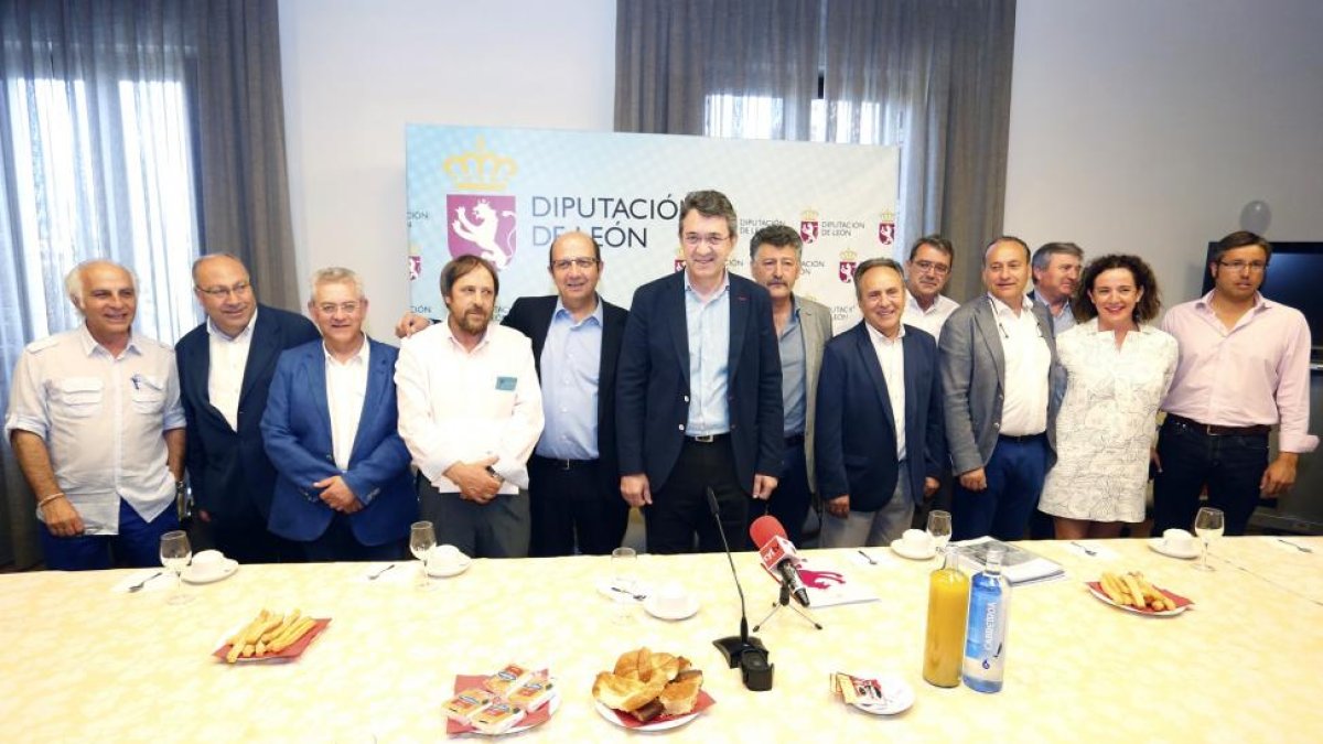 En el centro, Juan Martínez Majo, acompañado de su equipo de gobierno.-ICAL