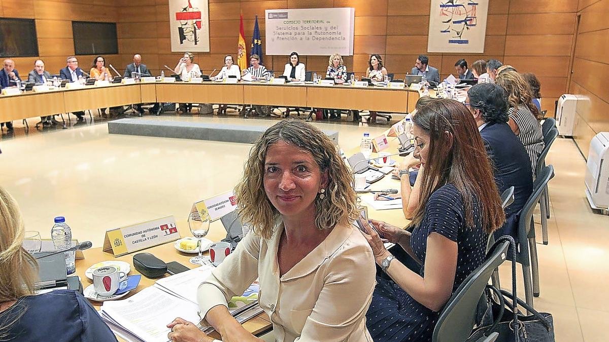 La consejera de Familia e Igualdad de Oportunidades, Alicia García, asiste a la reunión extraordinaria del Pleno del Consejo Territorial de Servicios Sociales.-EL MUNDO