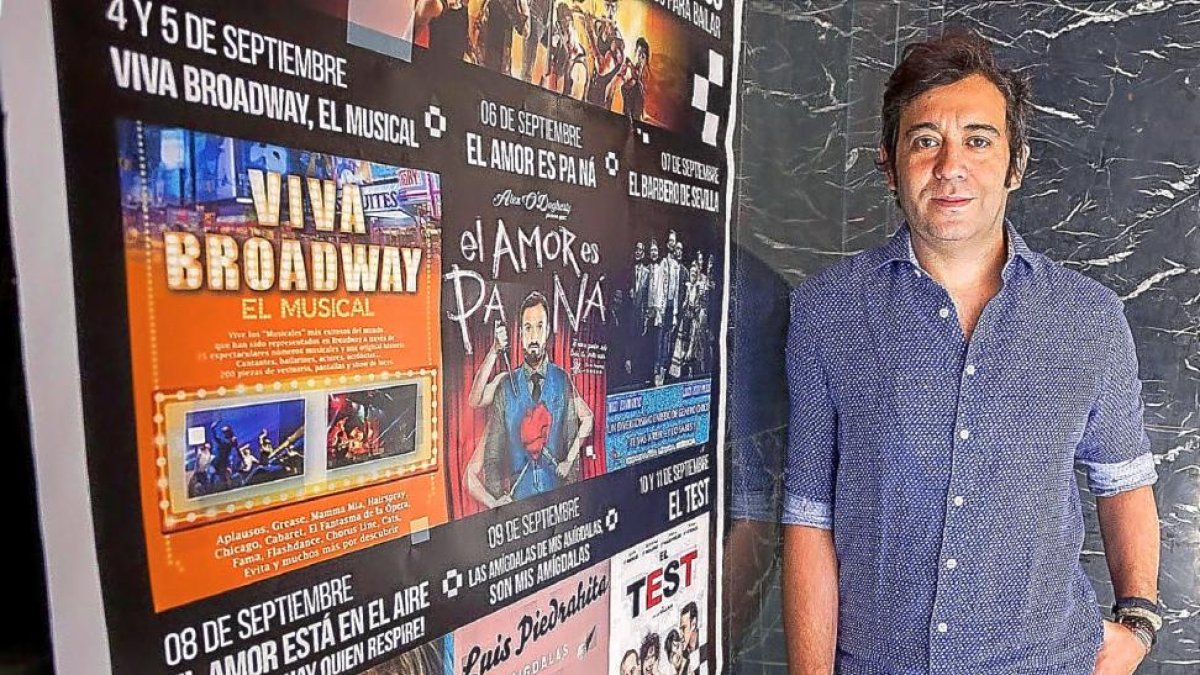 Alain Cornejo, ayer, a las puertas del Teatro Carrión.-ICAL