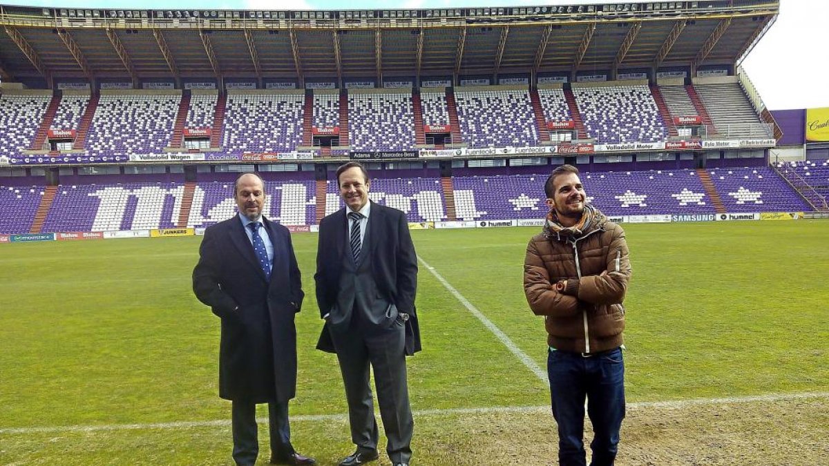 GARROTE Y HANSEN PISAN ZORRILLA. Con motivo para una entrevista conjunta para CyLTV, los dos presidentes de VRAC y EL Salvador pisaron en la mañana de ayer el estadio José Zorrilla reconociendo ambos que el césped no se encontraba en las condiciones i-A. ALVARADO