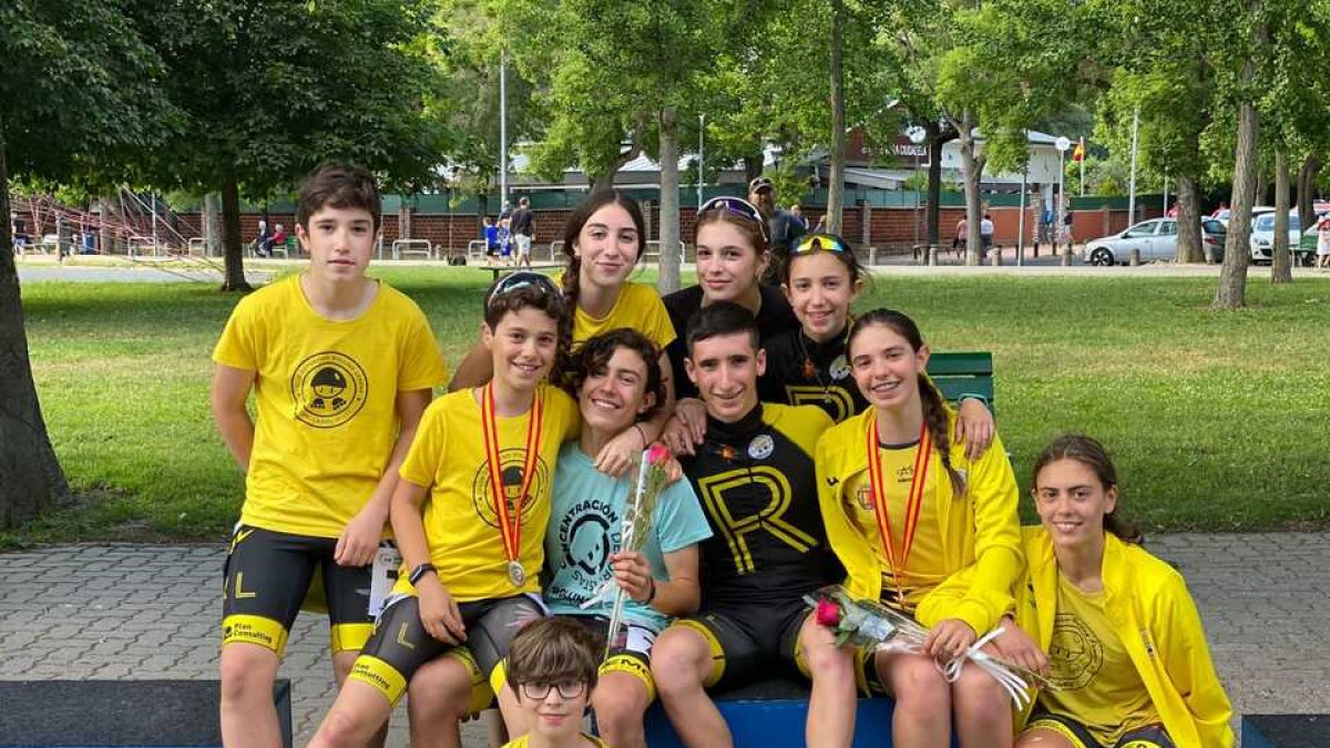 Adrián Alonso, en el centro junto al resto de participantes del Rolling Lemons en el circuito alevín, infantil y juvenil. / E. M.