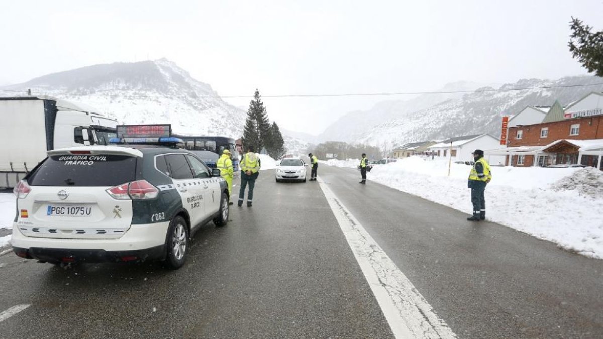 La Guardia Civil informa a los conductores de la obligatoriedad de circular con cadenas o neumáticos de invierno en la N-630 a la altura de Villamanín (León)-ICAL
