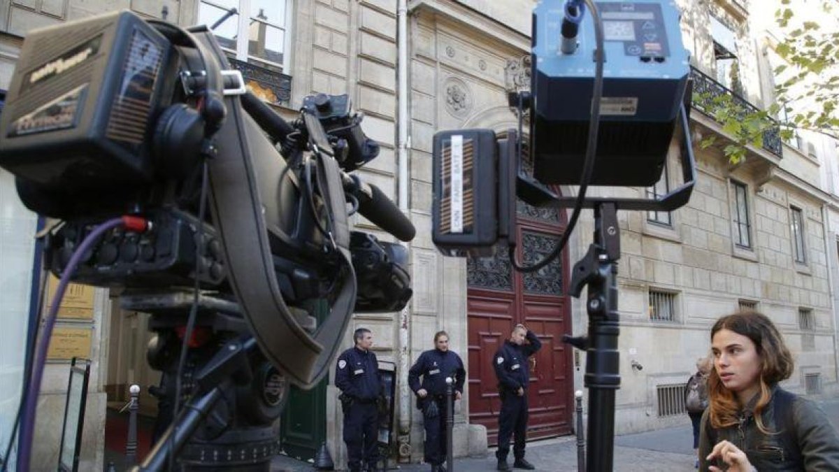 Cámaras de televisión apostadas frente al palacete donde han robado a Kim Kardashian.-AP / MICHEL EULER