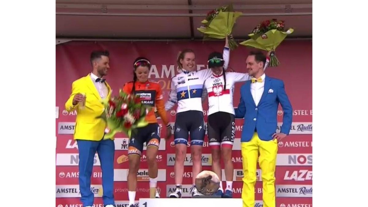 Dos azafatos entregan los trofeos en la prueba femenina de la Amstel Gold Race-TWITTER / AMSTEL GOLD RACE