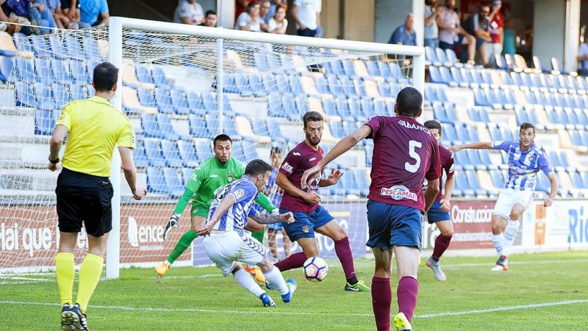 Sergio Marcos chuta ante la presencia de varios defensas del Pontevedra, ayer en el estadio de Pasarón.-MIGUEL NÚÑEZ