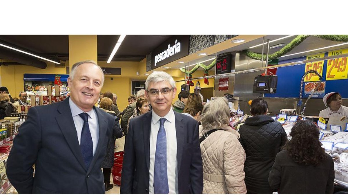 José Luis Fernández y José Daniel Posadas frente a la nueva pescadería del Gadis inaugurado.-MIGUEL ÁNGEL SANTOS