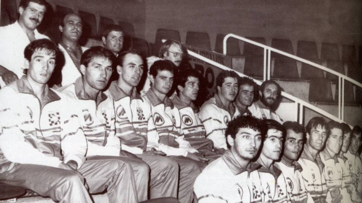 Temporada 84-85. Fernando Bolea (fila central, primero por la izquierda) en el Michelin Valladolid.-HDB