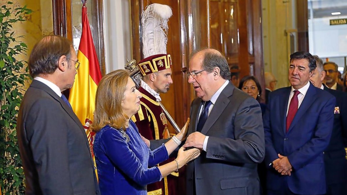 Herrera saluda a la presidenta del Congreso, Ana Pastor, en presencia del presidente del Senado, Pío García Escudero.-ICAL