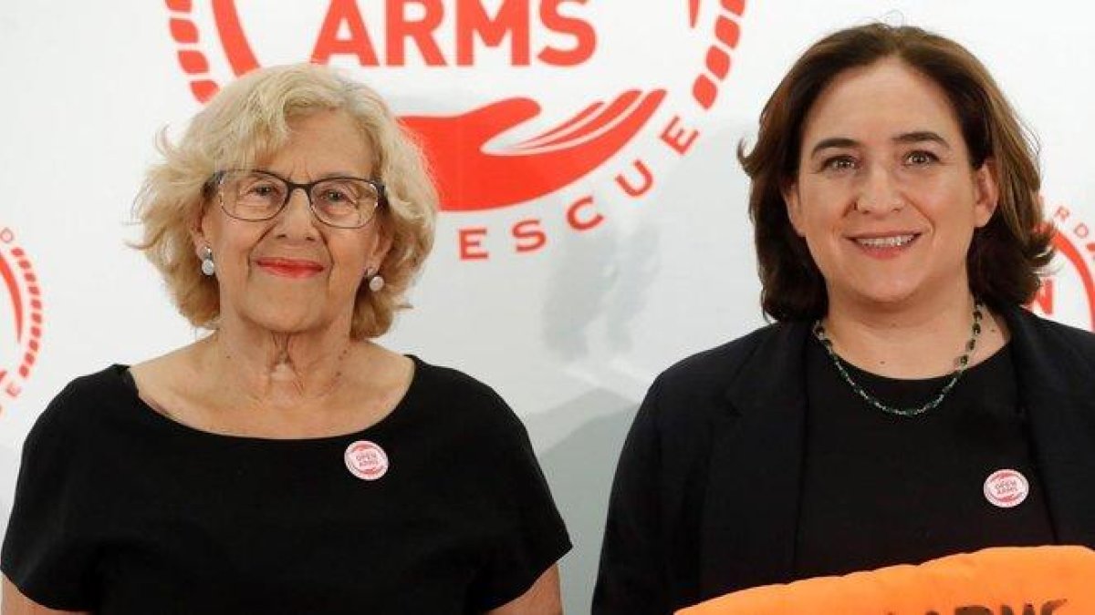 La exalcaldesa de Madrid, Manuela Carmena, y la alcaldesa de Barcelona, Ada Colau, en un acto de Open Arms-EFE (JUANJO MARTÍN)