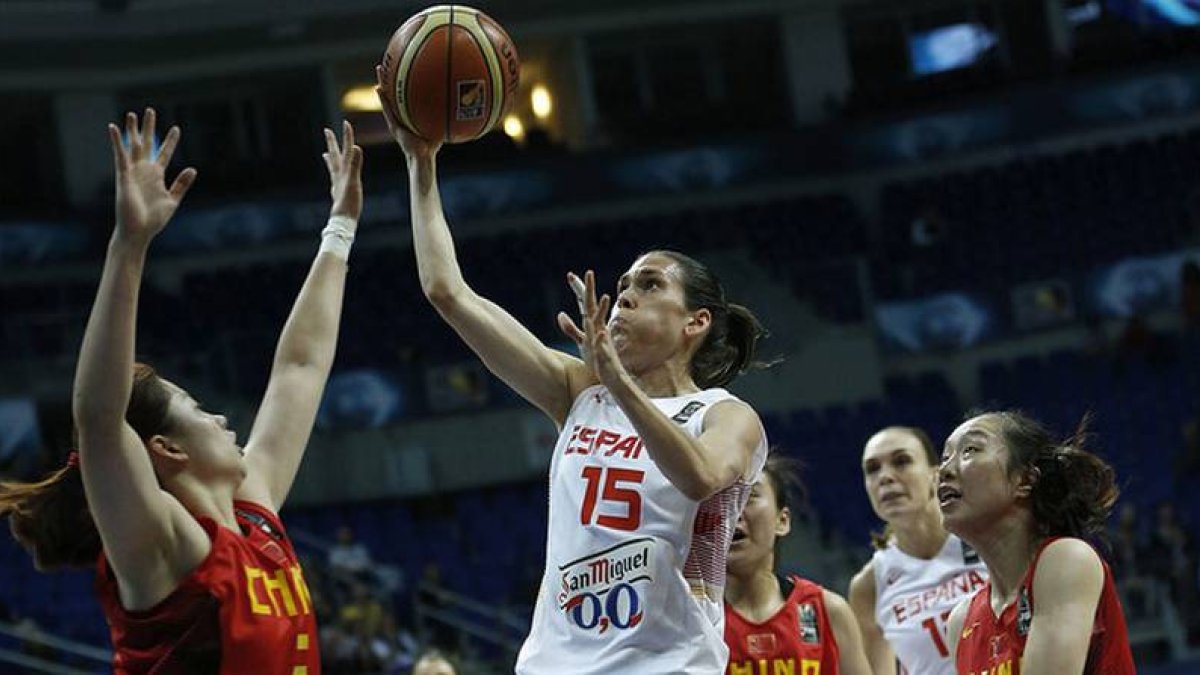 La jugadora española Anna Cruz trata de encestar ante la china Xiaojia Chen, en el partido de cuartos de final del Mundial disputado en Estambul.-Foto: EFE / TOLGA BOZOGLU