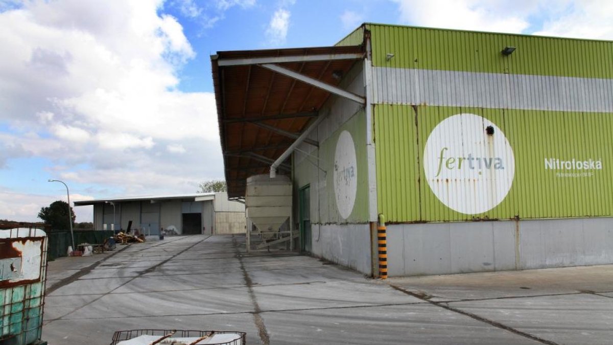 Empresa de fertilizantes de Osorno (Palencia) donde fallleció un trabajador al sufrir una caída.-ICAL