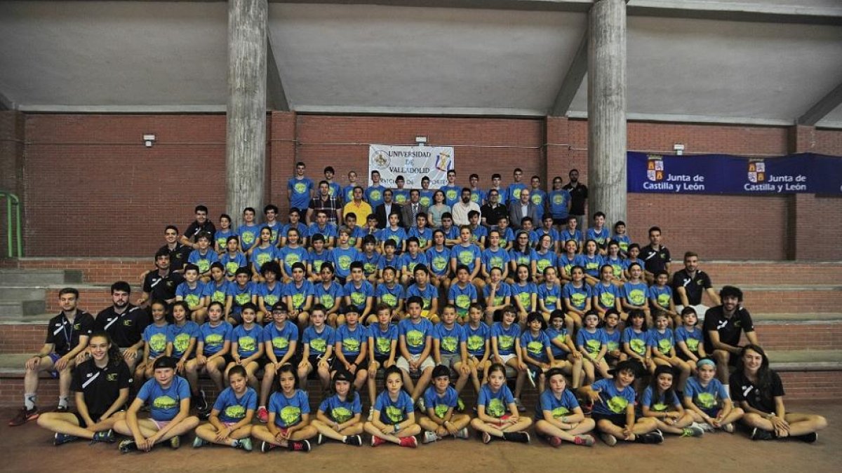 Tradicional foto de familia y participantes y monitores del XXVII Campus de Baloncesto ‘Universidad de Valladolid’ ayer en Fuente de la Mora.-M.G.E.