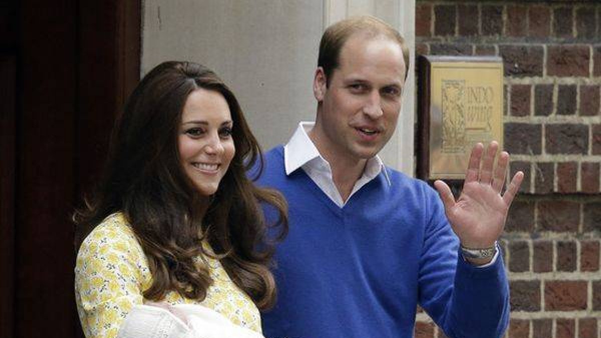 El príncipe Guillermo, Catalina y su nueva hija a su salida del hospital.-Foto: MATT DUNHAM / AP