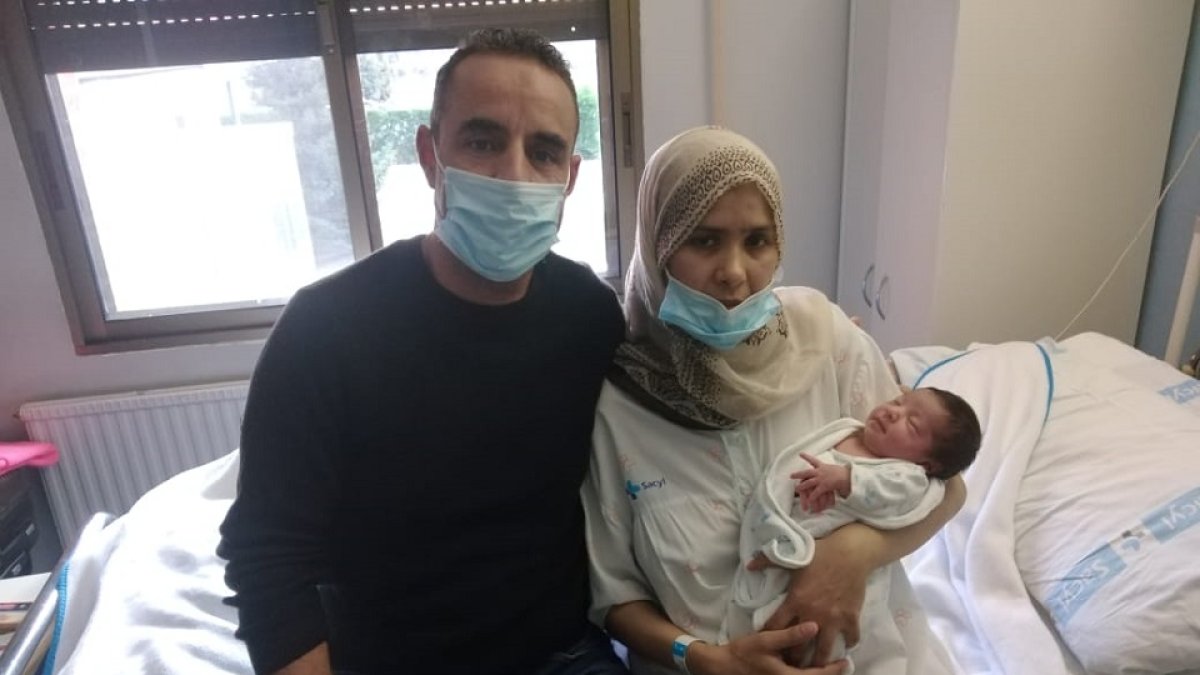 Mohamed y Rachida posan junto a su hija Sara.- E. M.
