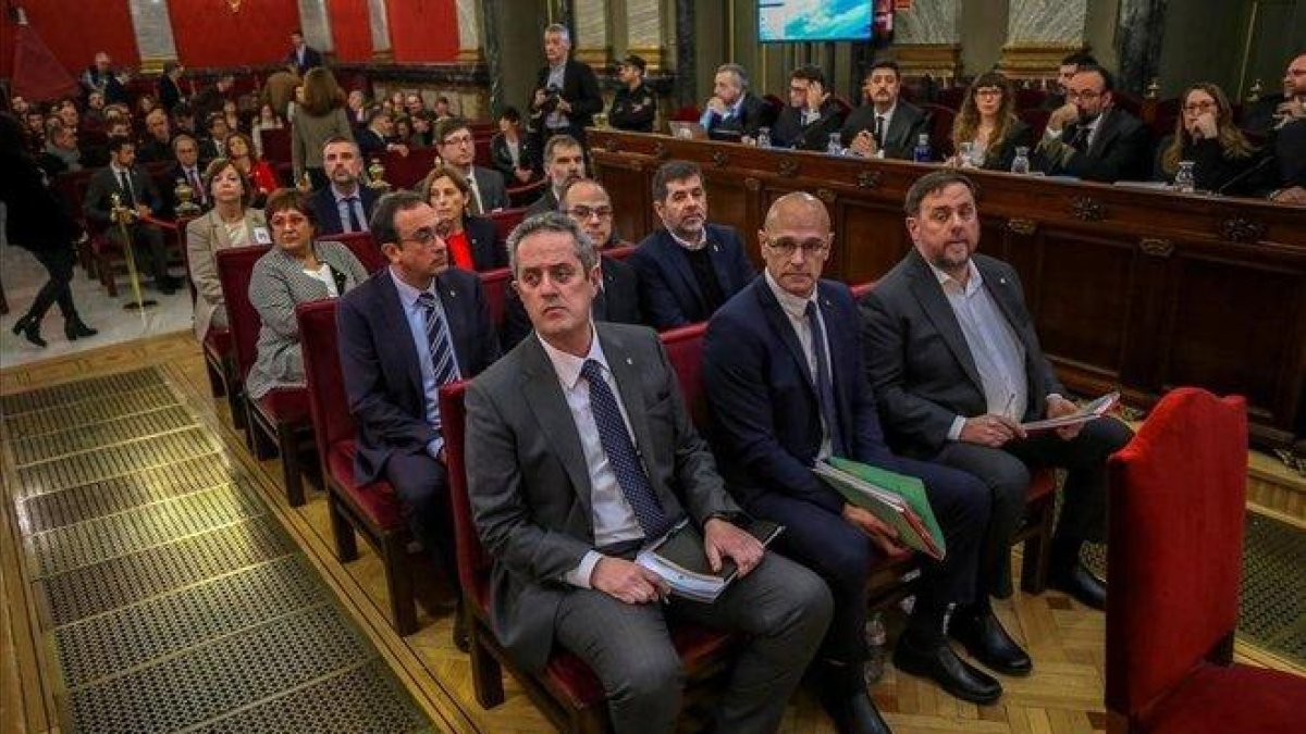 Los líderes independentistas acusados por el ’procés’, en la sala del juicio del Tribunal Supremo.-EL PERIÓDICO